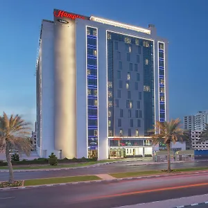 Hampton By Hilton Airport מלון